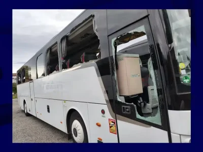 Un car devant transporter des sympathisants du Rassemblement national (RN) au congrès d'Orléans a été dégradé à Grenoble par des militants masqués, à l'aube dimanche 25 octobre 2026. - © Compagnie des Autocars Lyonnais