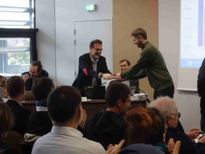 Train de la colère: Le Collectif de l'Étoile ferroviaire de Veynes remet un chèque... et un essuie-glace à la SNCF