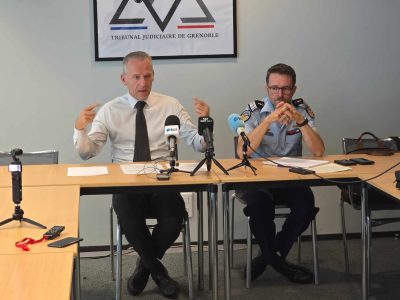 Étienne Manteaux, procureur de la République de Grenoble et le colonel de gendarmerie Serge Procédès lors d'une conférence de presse. © Joël Kermabon- Place Gre'net