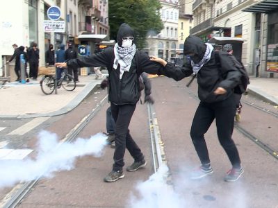 La France résiste se mobilise contre les pillages. De nombreux affrontements entre forces de l'ordre et individus cagoulés ont eu lieu dans différents quartiers de Grenoble. © Joël Kermabon - Place Gre'net
