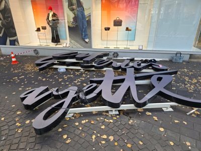 Les lettres de l'enseigne démontée gisent sur le trottoir. © Joël Kermabon - Place Gre'net