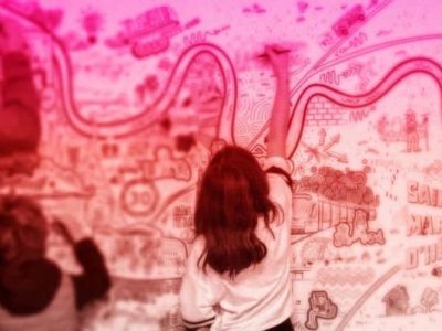 Enfants dessinant sur une fresque la carte des quartiers de Grenoble et son agglomération. Crédit : Ville de Grenoble