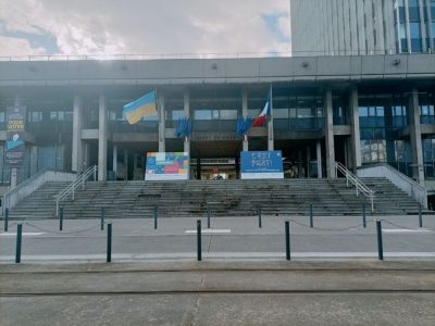 Grenoble se pare des couleurs du drapeau ukrainien en signe de soutien à l'Ukraine face à l'invasion russe