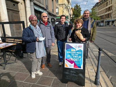 À doite, Caroline Heysch, présidente de l’association pour un Comptoir d’emploi grenoblois, et, à gauche, Bernard Vidal, membre de Territoires zéro chômeur de longue durée. © Joël Kermabon - Place Gre'net