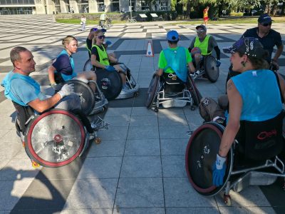 Les joueurs du Grenoble Quad rugby à l’entraînement dans l'espace public, faut de gymnase. © Joël Kermabon - Place Gre'net