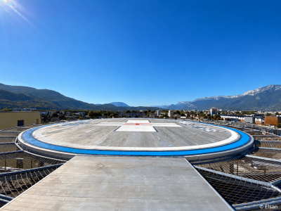L'hélistation sur le toit de la clinique Belledonne à Saint-Martin-d'Hères est désormais opérationnelle; © Elsan