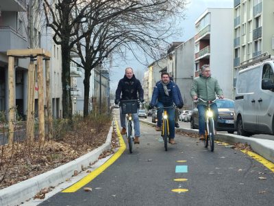 Sylvain Laval, Franck Longo et Christophe Ferrari ont inauguré la portion de la Chronovélo 1 reliant les centres-villes de Grenoble et de Fontaine. © Joël Kermabon - Place Gre'net