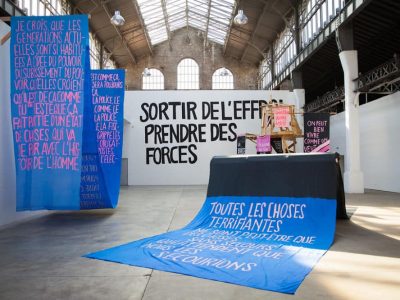 Exposition Je marche donc nous sommes au Centre national d'art contemporain de Grenoble. Structure réalisée par l'artiste Pamina de Coulon. Crédit photo : CNAC.