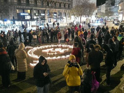 Moment de recueillement lors de la célébration du souvenir trans à Grenoble. © Joël Kermabon - Place Gre'net
