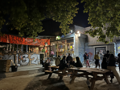 Soirée "Cabaret des luttes" devant La Bobine à Grenoble, occupée par des militants, le 2 octobre 2025. © Muriel Beaudoing - Placegrenet.fr
