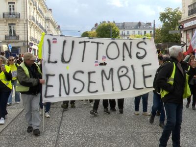 Les Gilets jaunes en tête du cortège de la manifestation du 17 octobre à Grenoble. © Joël Kermabon - Place Gre'net