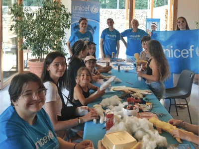 Le Comité Dauphiné-Savoie de l’UNICEF organise un atelier de loisirs créatifs à Alpexpo, dimanche 17 mars 2024. Cette opération, appelée « Frimousses », propose aux plus jeunes de fabriquer des petites poupées avec du matériel recyclé