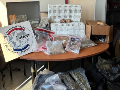 118 kg de résine de cannabis, 41 kg d'herbe, 7,3 kg de cocaïne et 11 kg de drogues de synthèse, auxquels s'ajoutent 4 980 buvards de LSD, 238 comprimés d'ecstasy et 12 965 euros en espèces ont été saisie lors d'une importante opération anti-stupéfiants à Grenoble. © Parquet de Grenoble