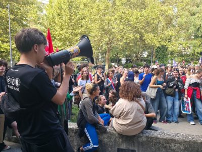 Rassemblement de lycéens et de professeurs devant le rectorat de Grenoble le 2 octobre 2026. © Joël Kermabon - Place Gre'net