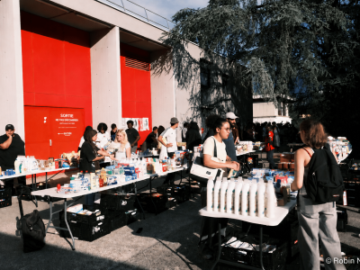 Distribution alimentaire à la résidence étudiante Berlioz sur le campus de Saint-Martin-d'Hères. © Robin Nardo