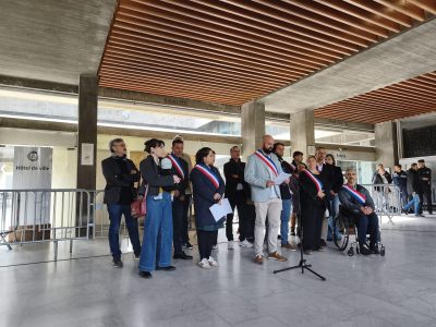 Rassemblement sur le parvis de l'Hôtel de Ville de Grenoble suite aux pillages du 17 octobre... en l'absence de la maire Laurence Ruffin