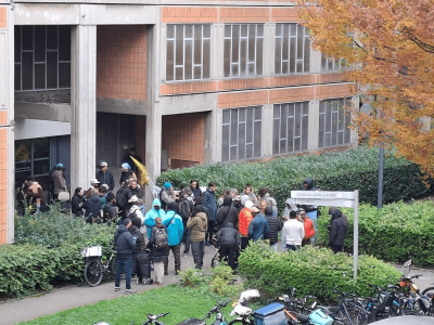 Rassemblement devant le siège d'Actis après l'annonce de nouvelles expulsions à la Villeneuve. DR