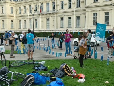 Les militants de STopMicro ont installé une guirlande composée de 160 bouteilles devant la préfecture de l'Isère. © Joël Kermabon - Place Gre'net