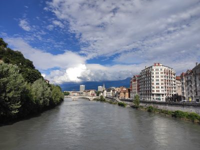 Grenoble organise sa première "balade nautique" sur l'Isère et veut "permettre des usages réguliers dans la rivière"