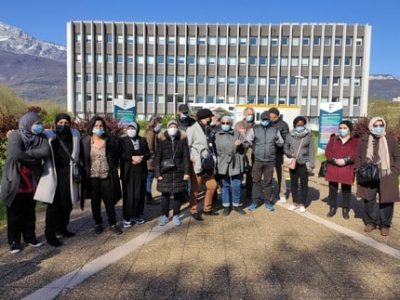 Rassemblement de salariées d'Elior devant le centre des Finances publiques de Grenoble