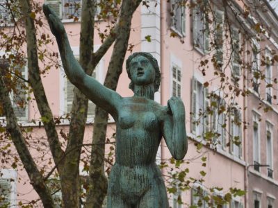 Le maire de Vienne "scandalisé" après la relaxe de deux militantes LFI (supposément) filmées en train de dégrader une statue
