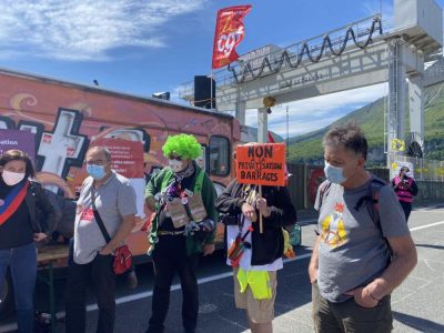 Plus d'une centaine de personnes étaient rassemblées sur le barrage de Saint-Égrève pour demander le retrait du projet Hercule. © Sarah Krakovitch - Place Gre'net