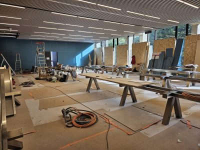 Les travaux de la salle du conseil municipal de Grenoble, détruite par un incendie en 2019, sur le point de s'achever