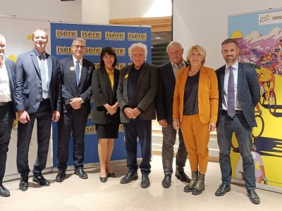 De gauche à droite : Bernard Thevenet, ancien champion cycliste, Christian Prudhomme, directeur du Tour de France, Jean-Pierre Barbier, président du département de l'Isère, Catherine Séguin, Préfète de l'Isère, Guy Verney, maire du Bourg d'Oisans, Jean-Yves Noyrey, maire de l'Alpe d'Huez, Martine Kohly, vice-présidente en charge de l'enfance, de la famille, de la jeunesse et des sports au département de l'Isère, Julien Polat, maire de Ville de Voiron, lors de présentation des étapes iséroises 2026 à l'hôtel du département, jeudi 23 octobre 2025. © Paul Turenne - Place Gre'net